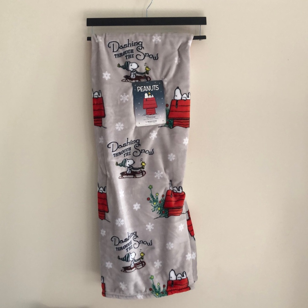 Peanuts Snoopy DASHING THROUGH The SNOW Winter Plush Throw
